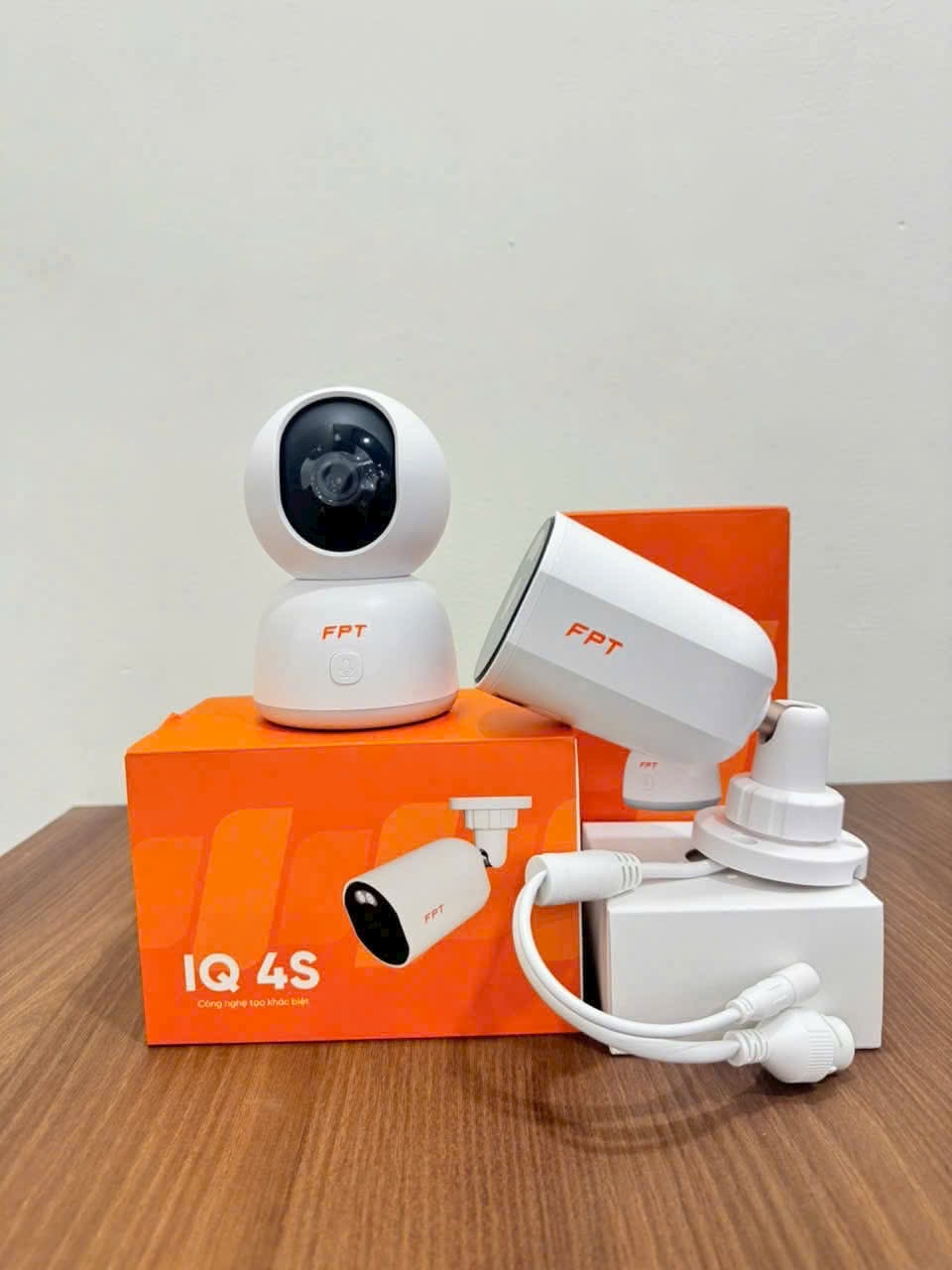 Bộ đôi camera an ninh FPT